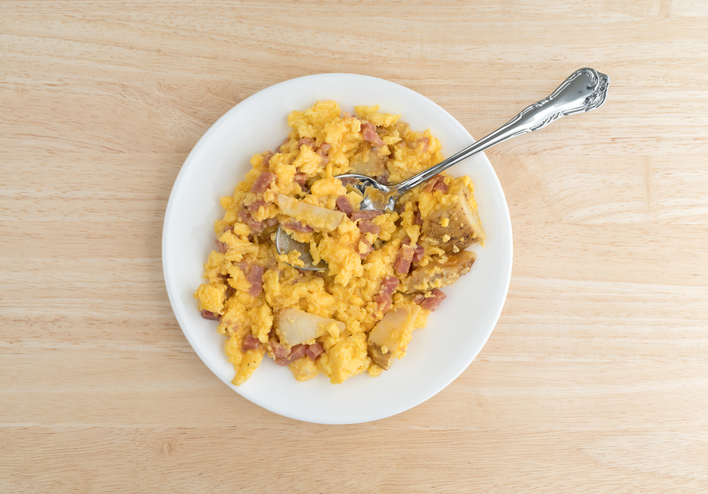 Come preparare le uova fritte con patate con la ricetta veloce