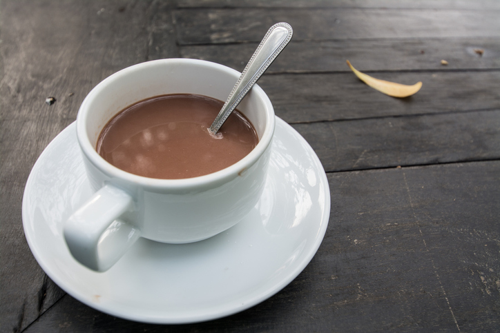 La cioccolata calda al cocco con la ricetta da leccarsi i baffi