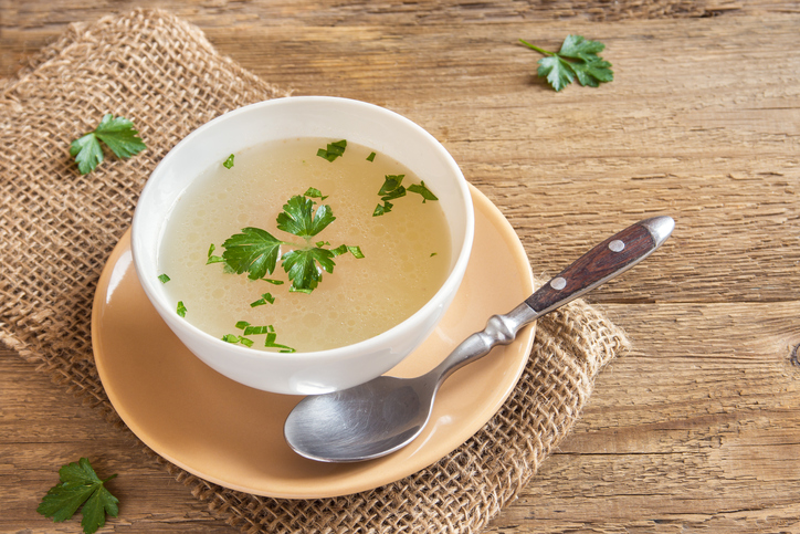 Il consommè di manzo, la ricetta per scaldarsi nelle serate invernali