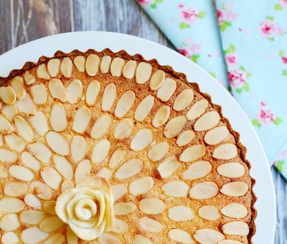 La crostata di grano saraceno e mandorle per accompagnare il tè