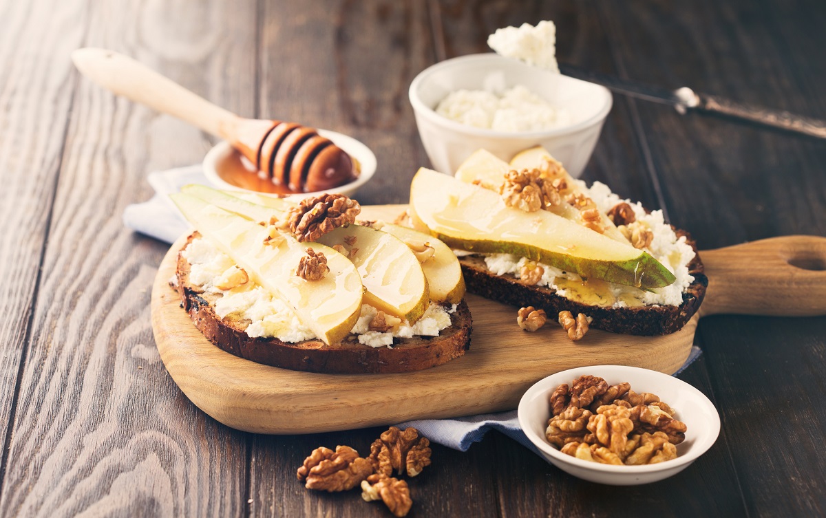 I crostini di formaggio e miele per un antipasto veloce e originale