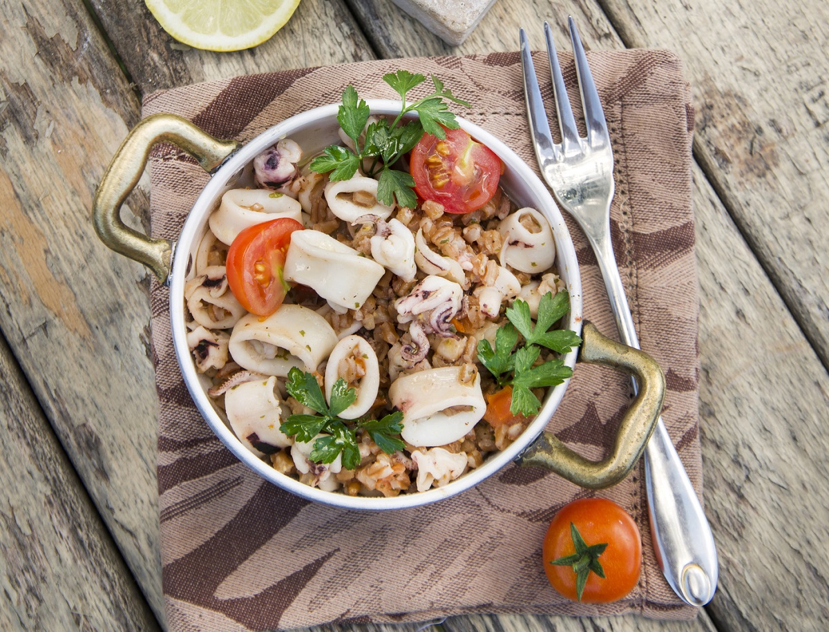 L’insalata di farro e pesce spada con la ricetta semplice