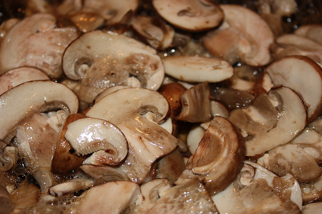 Champignon in padella: la ricetta del contorno facile