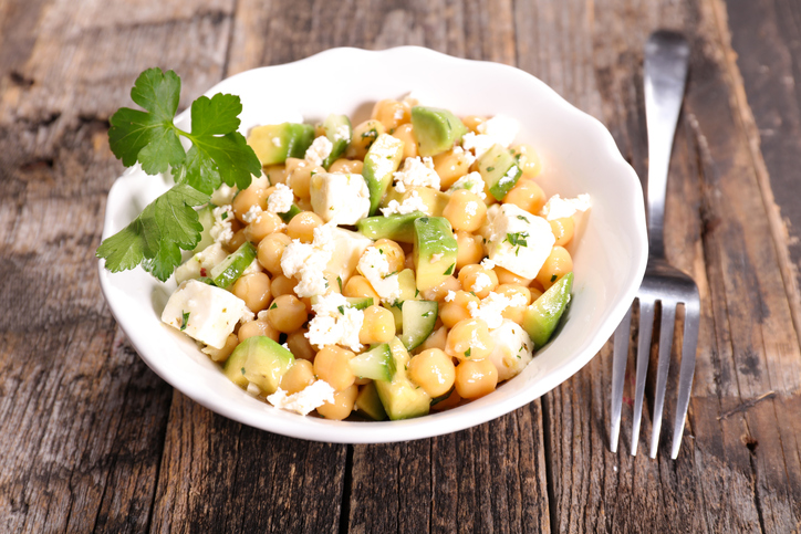 L’insalata di ceci e feta perfetta per il pranzo