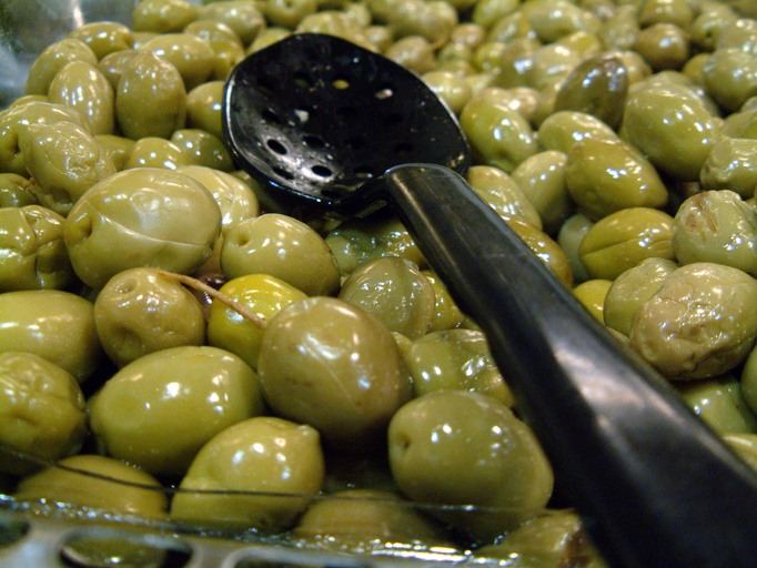 Come si preparano le olive schiacciate alla calabrese, la ricetta