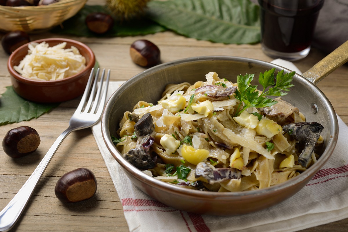 La pasta con castagne e speck, la ricetta per i pranzi autunnali