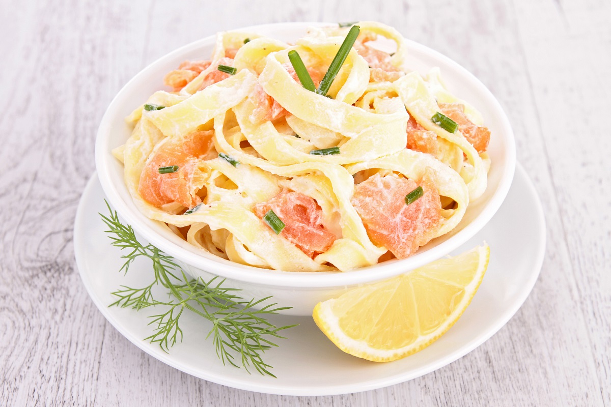 La ricetta della pasta al salmone con limone e panna