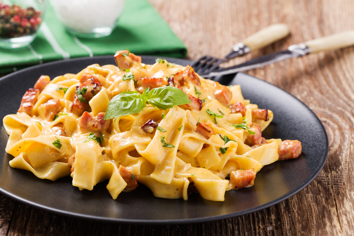 La pasta zafferano e pancetta perfetta per un pranzo veloce