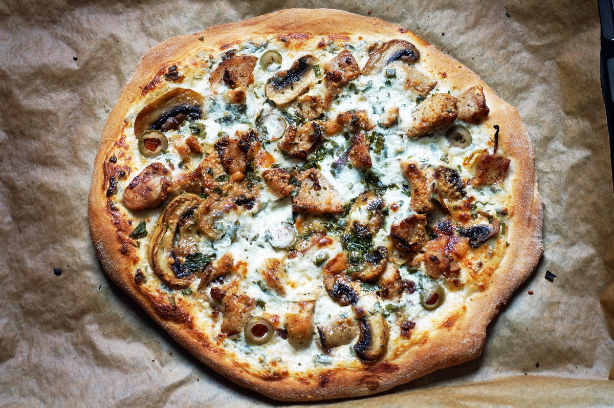 La ricetta della pizza ai funghi porcini, veloce e irresistibile ...