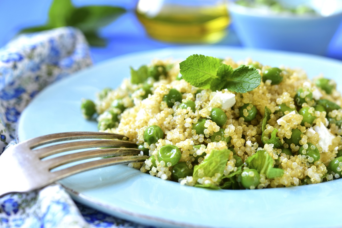 La ricetta semplice della quinoa con piselli