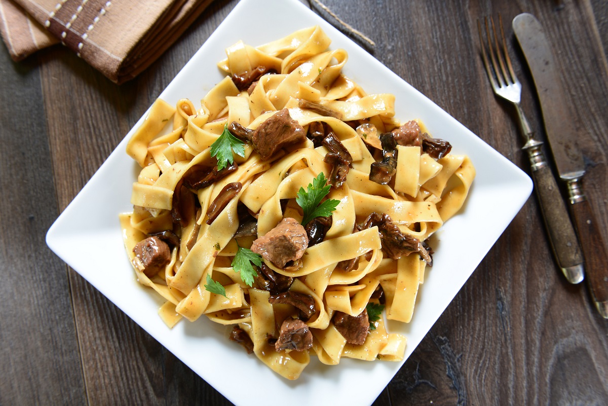 La ricetta delle tagliatelle ai funghi porcini con salsiccia e panna