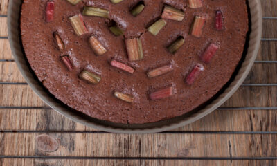 Come preparare la torta di rabarbaro e cioccolato in poche mosse