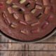Come preparare la torta di rabarbaro e cioccolato in poche mosse