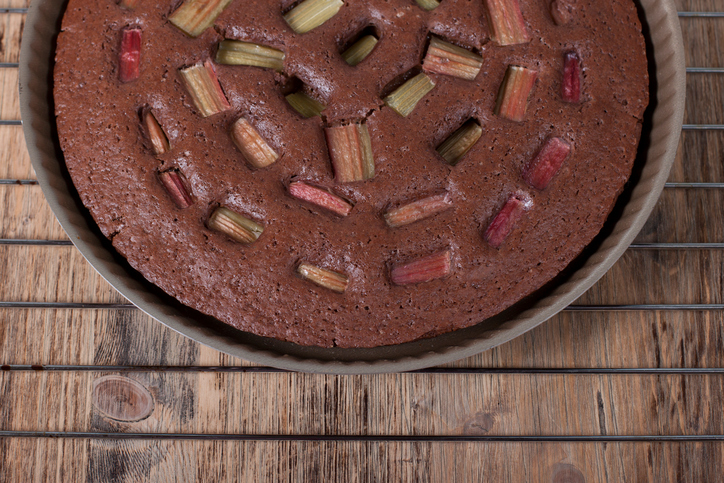 Come preparare la torta di rabarbaro e cioccolato in poche mosse