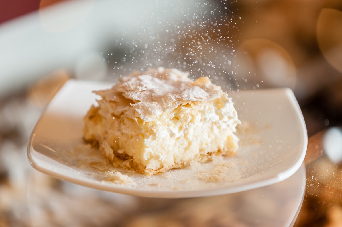 La ricetta della torta magica al cocco e cioccolato bianco per i bambini