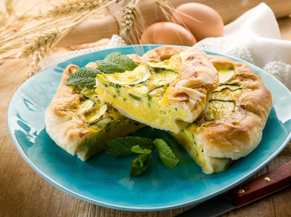 La torta salata con ceci e zucchine: ecco la ricetta veloce