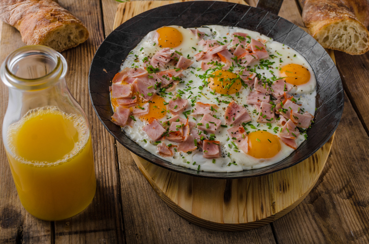 Le uova al tegamino con prosciutto cotto perfette per la cena