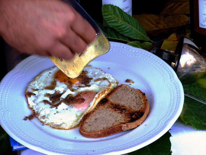 La ricetta delle uova al tegamino al tartufo