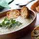 La vellutata di carciofi e porri con la ricetta semplice