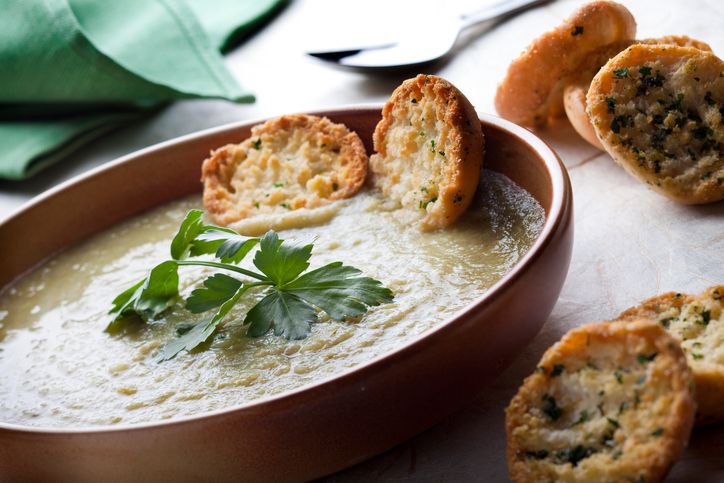 La vellutata di carciofi e porri con la ricetta semplice