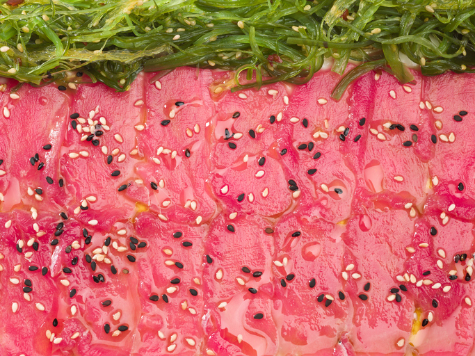 Il carpaccio di tonno fresco agli agrumi per un antipasto raffinato