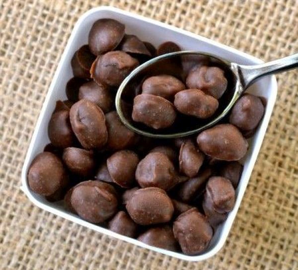 I chicchi di caffè ricoperti di cioccolato con la ricetta facile