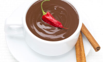 La cioccolata calda al peperoncino con la ricetta veloce