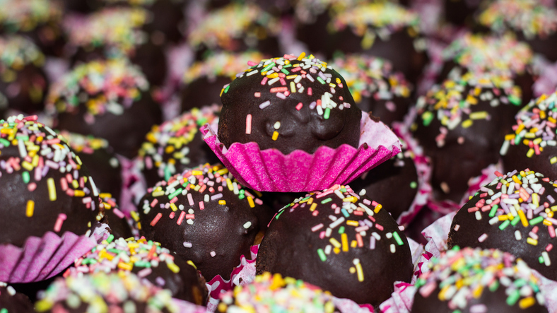 Le palline di marzapane e cioccolato per accompagnare il caffè