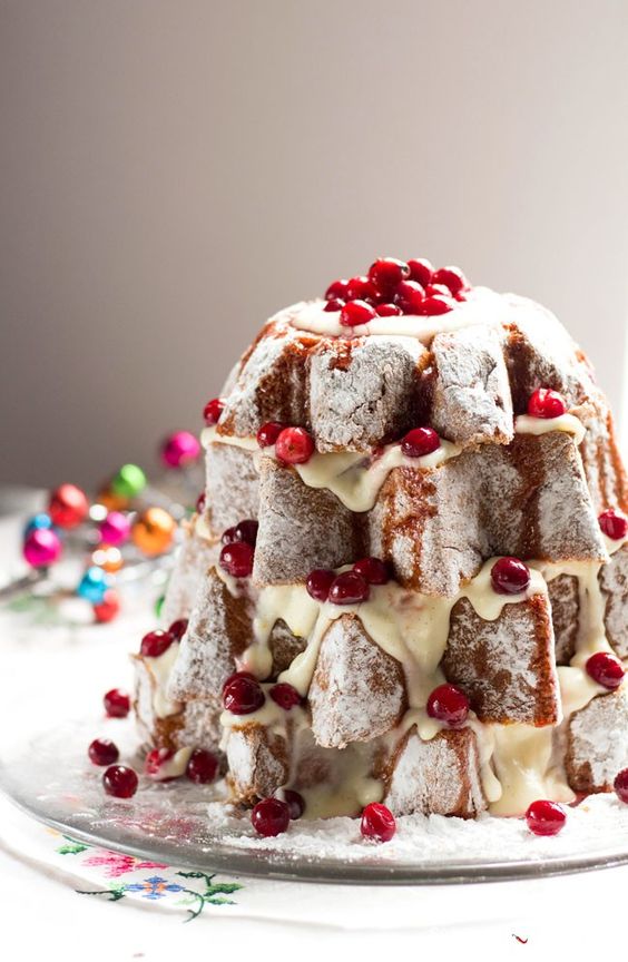 6 idee su come decorare un pandoro farcito per Natale