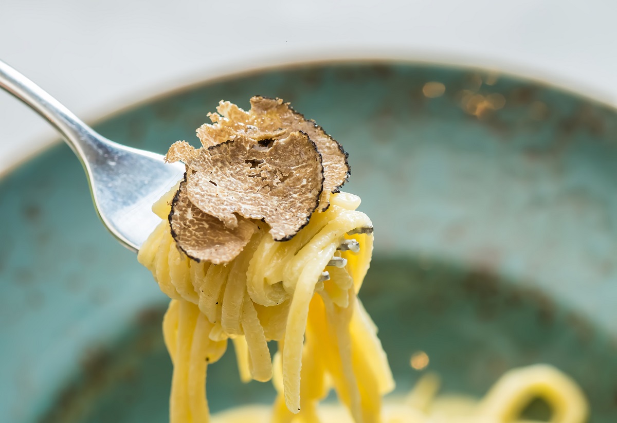 Le tagliatelle con tartufo e acciughe, un primo di Natale veloce e raffinato