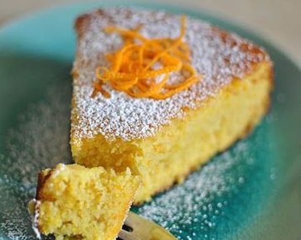 La torta all&#8217;arancia e cioccolato bianco per una merenda golosa