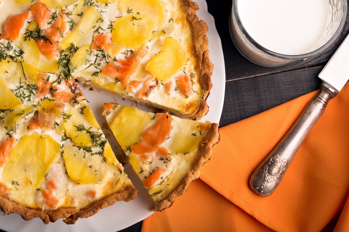 La torta salata con salmone affumicato e patate per Capodanno