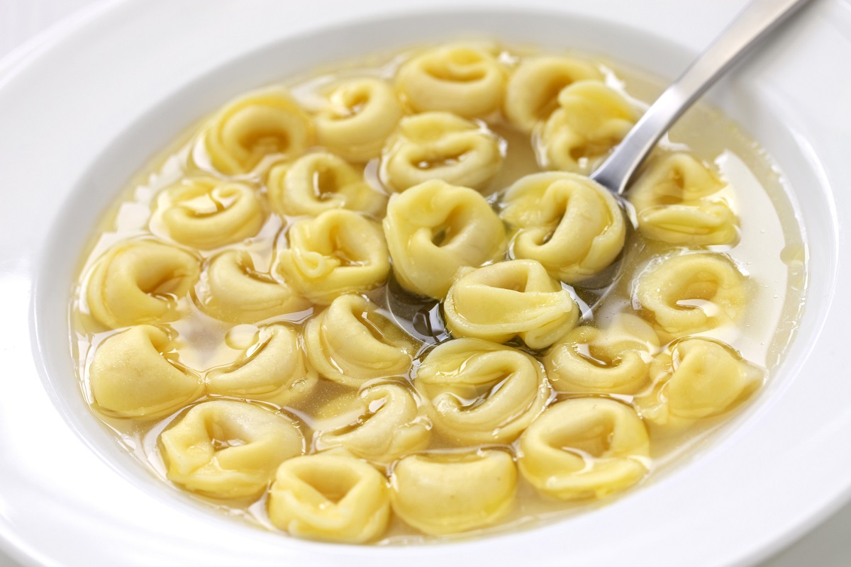 La ricetta originale dei tortellini in brodo per Natale