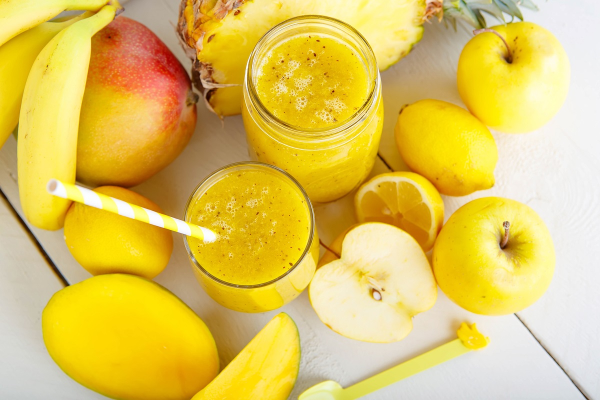 Il centrifugato detox di ananas e mango per rimettersi in forma