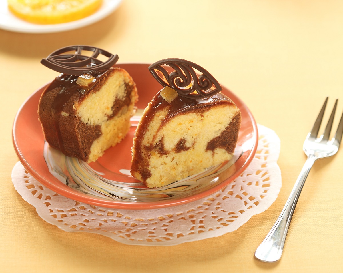 La ciambella con arancia e cacao per una colazione golosa