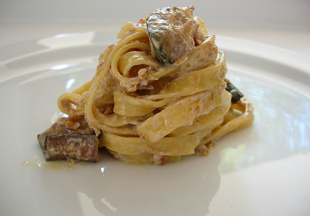 Le fettuccine carciofi, guanciale e pecorino: la ricetta per un primo gustoso