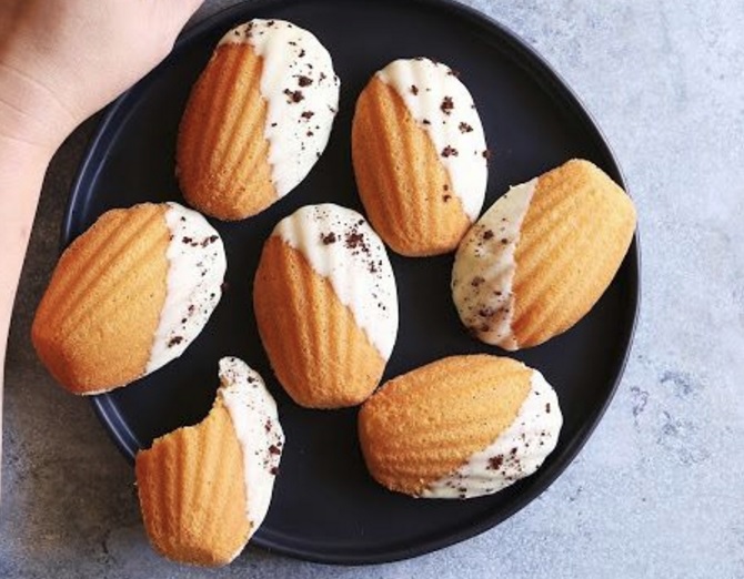 Le madeleine glassate con cioccolato bianco: ecco la ricetta