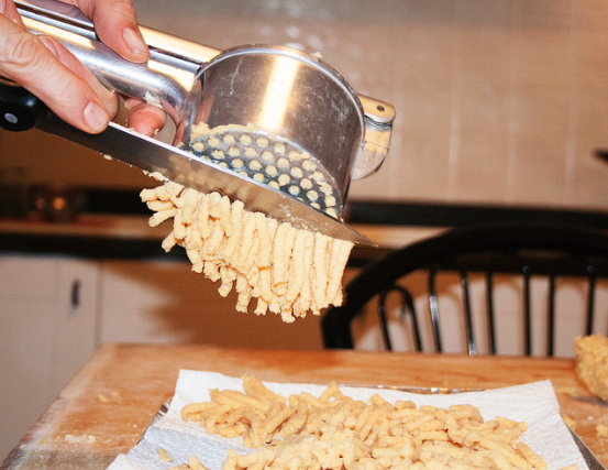 La ricetta dei passatelli al sugo di pomodoro