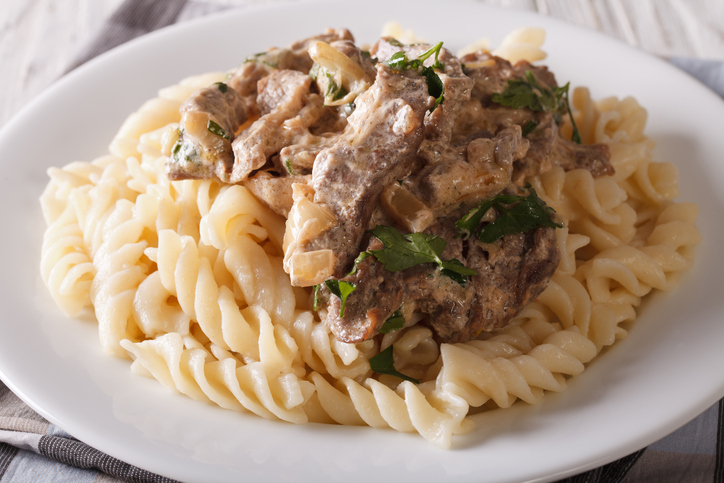 La pasta con pesto di nocciole e funghi per un primo appagante