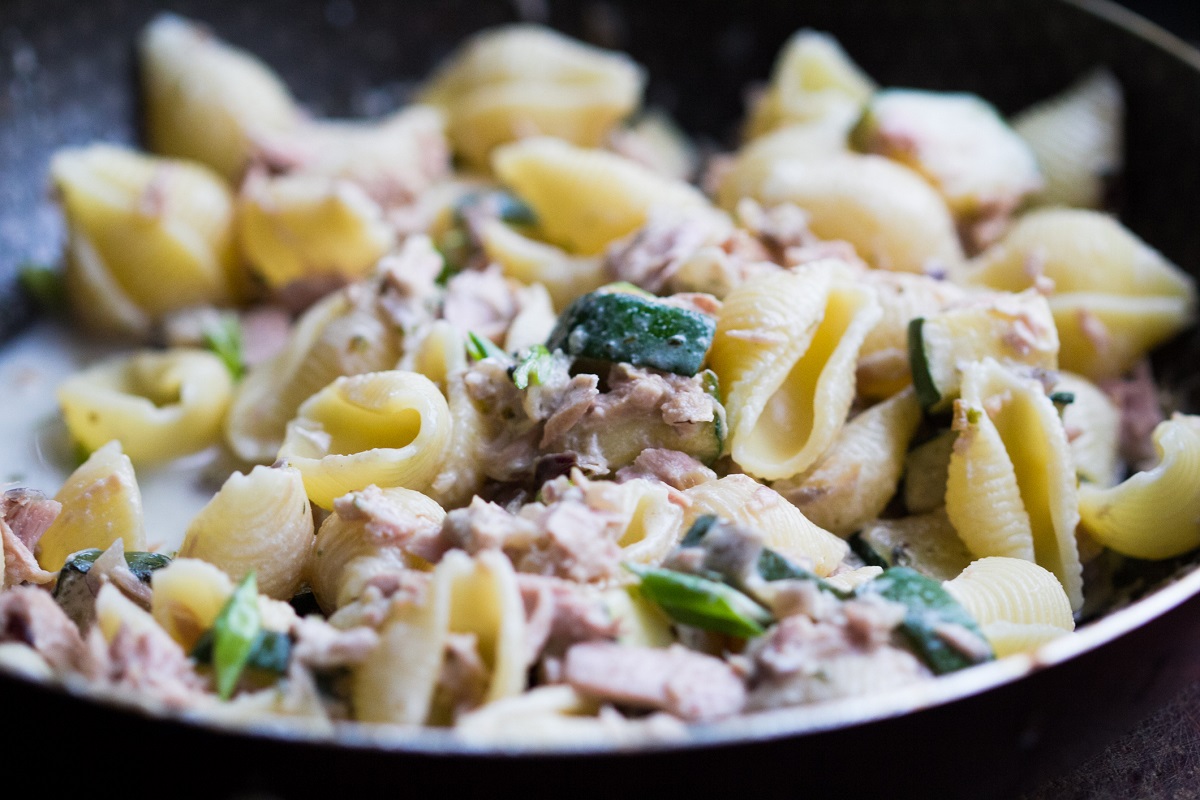 La pasta con zucchine tonno e panna con la ricetta veloce