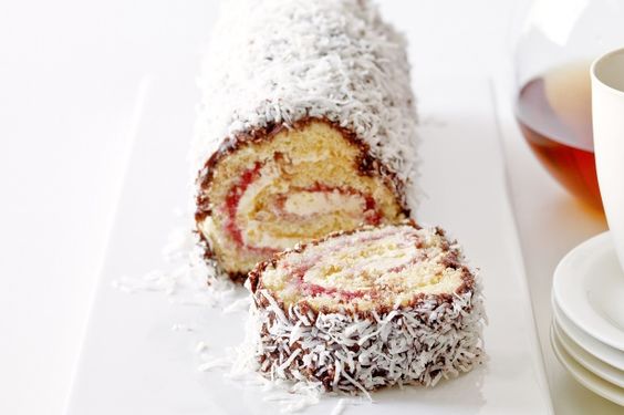 Il rotolo dolce di ricotta e marmellata per il dessert di fine pasto