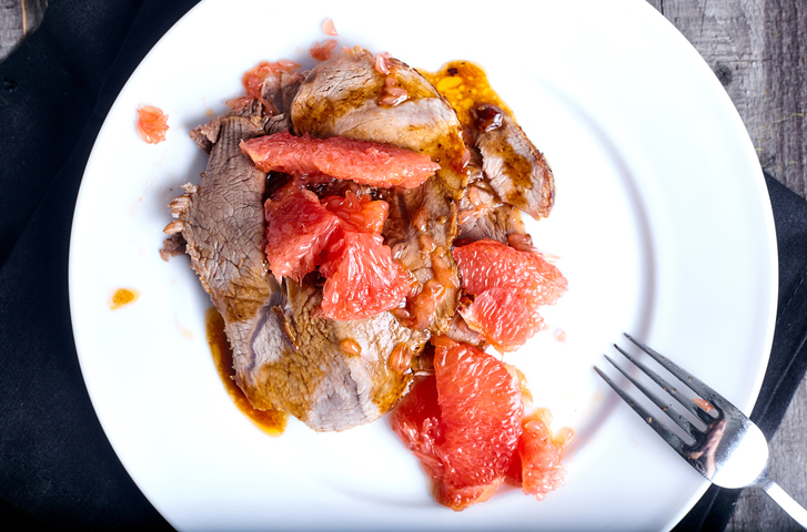 La ricetta delle scaloppine al pompelmo rosa per un secondo leggero