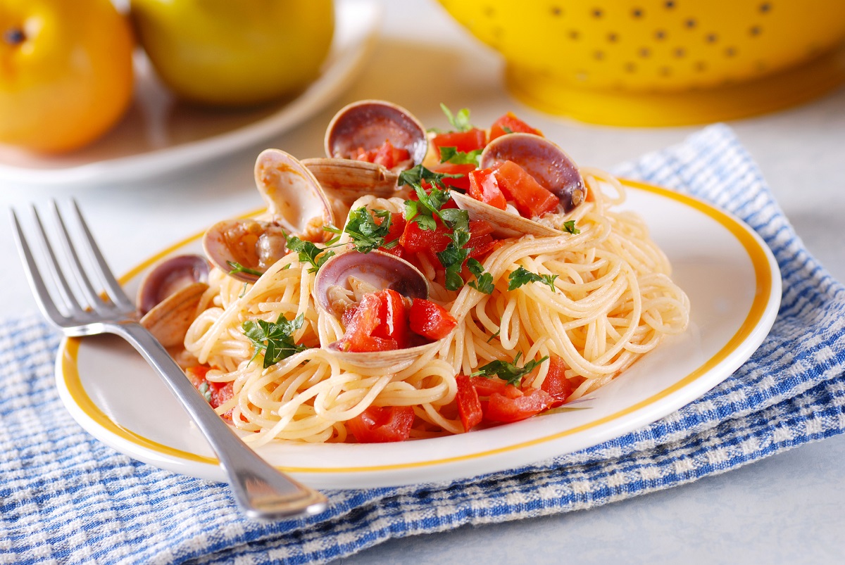 La ricetta degli spaghetti con vongole e gamberi