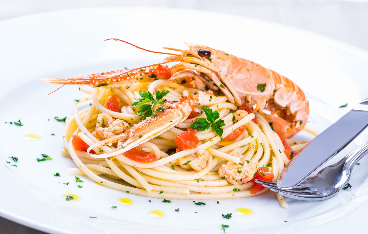 Gli spaghetti con gamberi e bottarga con la ricetta veloce