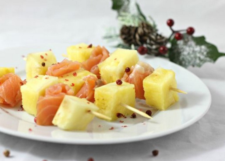 Gli spiedini di salmone e ananas glassati al miele con la ricetta veloce