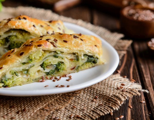 Lo strudel di verza e patate per un antipasto sfizioso