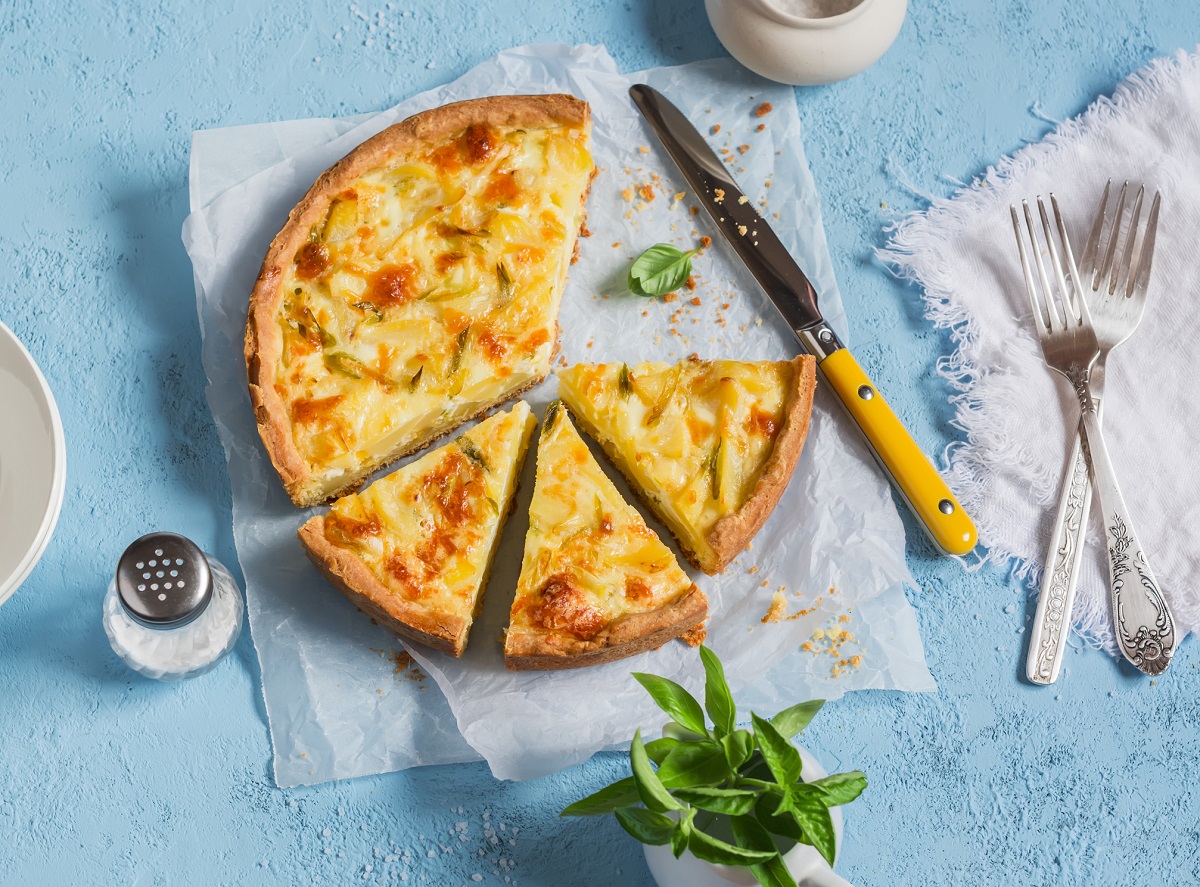 La torta salata con patate, prosciutto e stracchino per cenette in famiglia