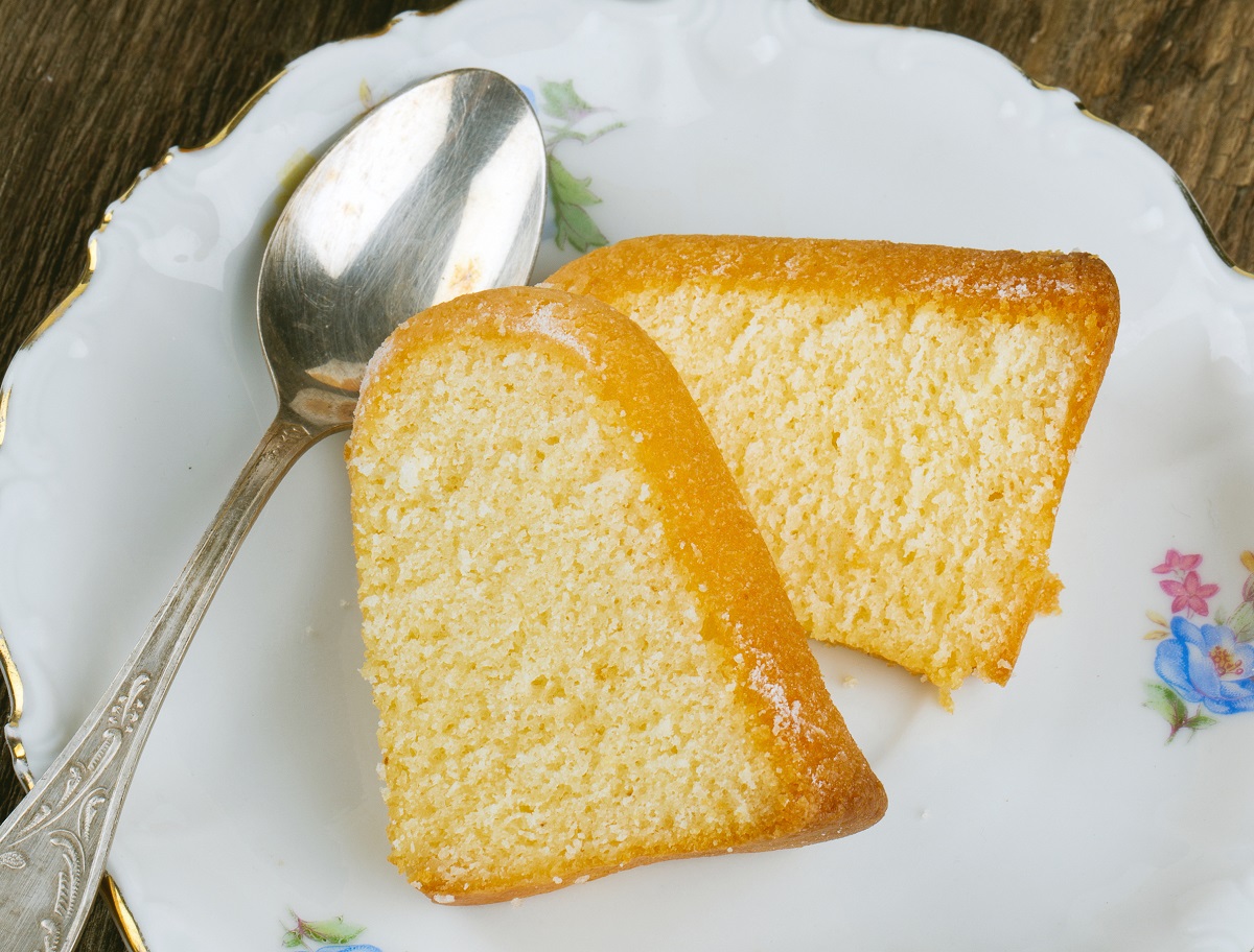 La torta con vaniglia e arancia, un dessert di fine pasto semplice e speciale