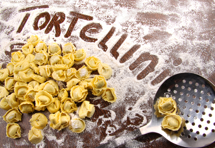 I tortellini al forno con besciamella e prosciutto per il pranzo della domenica