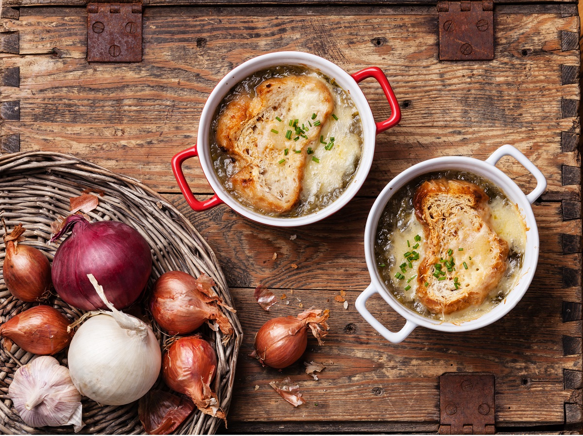 La zuppa di cipolle e zucca con la ricetta per le sere d’inverno